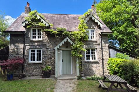 Llandovery, Carmarthenshire SA20 2 bed property with land for sale