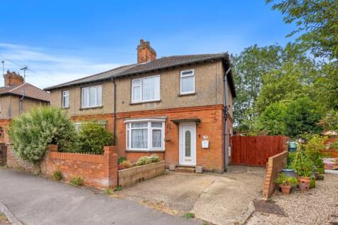 Eastfield Crescent, Wellingborough NN9 3 bed semi