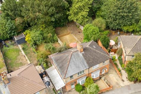 Eastfield Crescent, Wellingborough NN9 3 bed semi