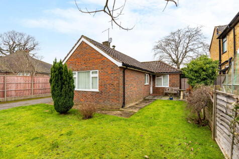 St. Nicolas Close, Cranleigh GU6 2 bed detached bungalow for sale