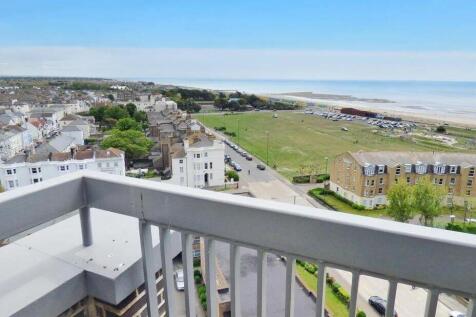 South Terrace, Littlehampton BN17 3 bed flat for sale