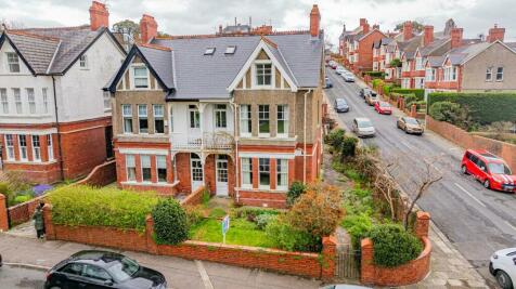 6 bedroom semi-detached house for sale