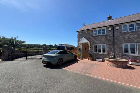Mold Road, Denbigh LL16 2 bed barn conversion for sale
