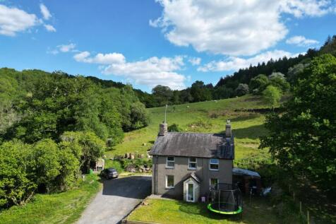 Ffatri Farm, Maentwrog, Blaenau... 3 bed farm house for sale