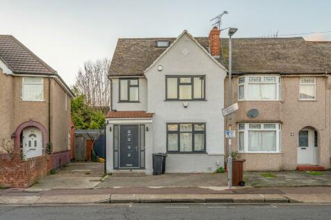 4 bedroom end of terrace house for sale