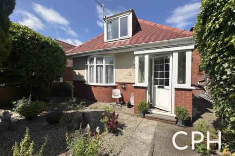 Hillcrest Avenue, Scarborough 2 bed detached bungalow for sale