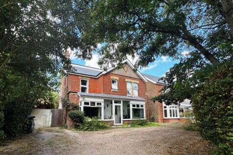 6 bedroom detached house for sale