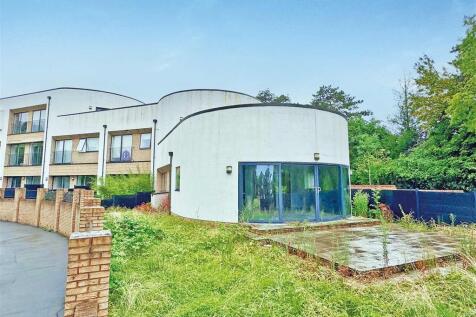 1 bedroom ground floor flat for sale