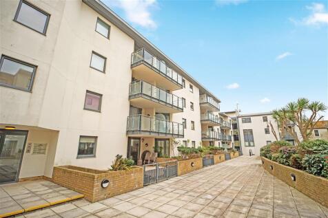 3 bedroom flat for sale