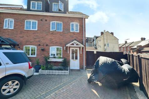 Lindsay Court, Swadlincote, DE11 3 bed semi