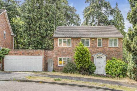 Broomcroft Close, Surrey GU22 4 bed detached house for sale