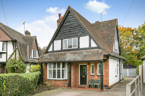 The Close, Surrey KT14 3 bed detached house for sale