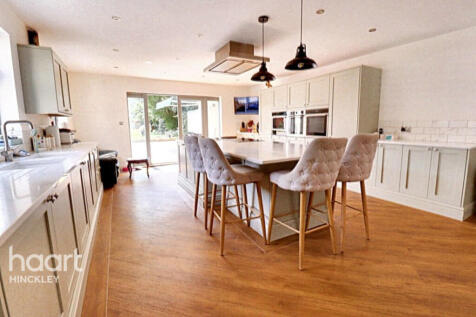 6 bedroom cottage for sale