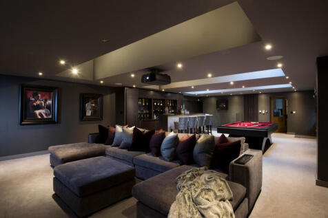 6 bedroom detached house for sale