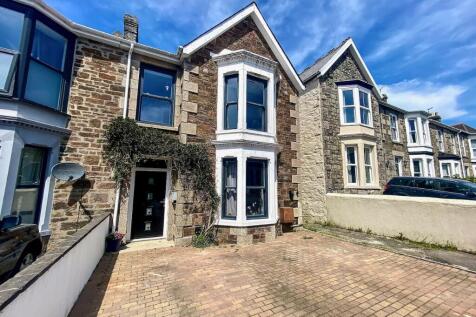4 bedroom end of terrace house for sale
