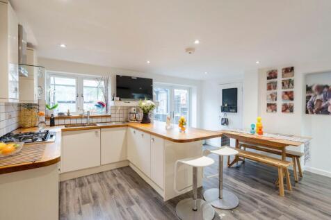 4 bedroom end of terrace house for sale