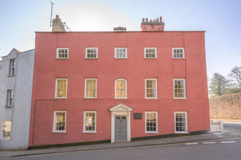4 bedroom end of terrace house for sale