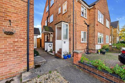 3 bedroom maisonette for sale