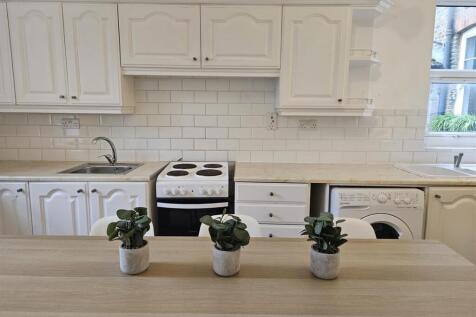 London NW10 6 bed maisonette for sale