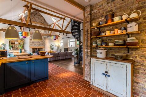 4 bedroom link detached house for sale