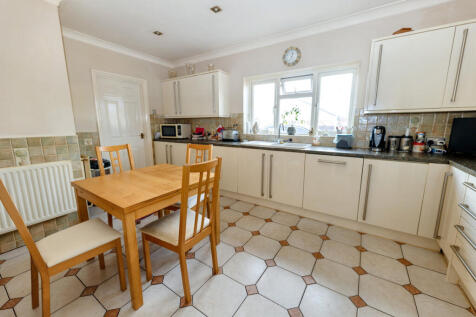 4 bedroom detached bungalow for sale