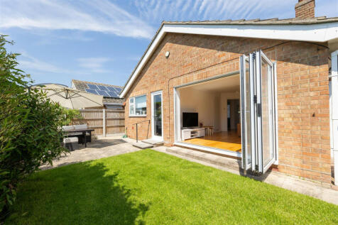 2 bedroom detached bungalow for sale