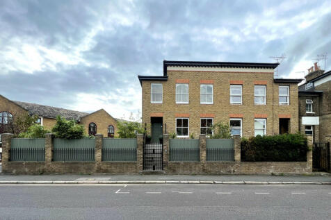 4 bedroom end of terrace house for sale