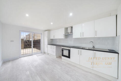 4 bedroom end of terrace house for sale