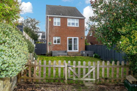 Moorside Road, Kirkheaton... 3 bed detached house for sale