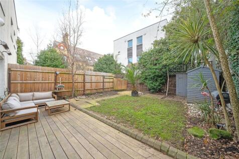4 bedroom end of terrace house for sale