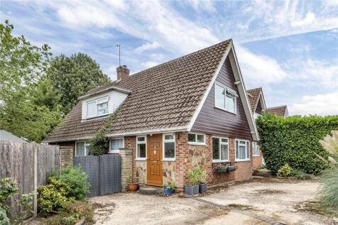 Waverley Drive, Chertsey, Surrey, KT16 4 bed detached house for sale