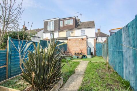 Petlands Gardens, Haywards Heath, RH16 2 bed end of terrace house for sale