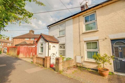 Petlands Gardens, Haywards Heath, RH16 2 bed end of terrace house for sale