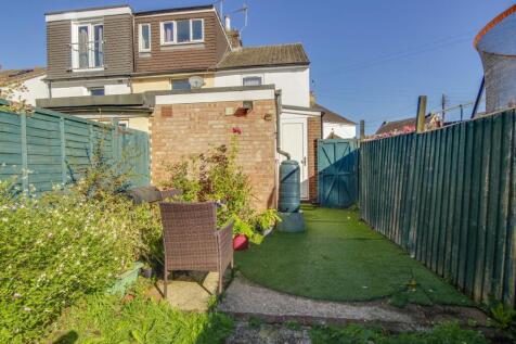 Petlands Gardens, Haywards Heath, RH16 2 bed end of terrace house for sale