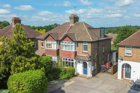 Wivelsfield Road, Haywards Heath, RH16 3 bed semi
