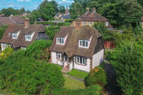 Wivelsfield Road, Haywards Heath, RH16 3 bed detached house for sale