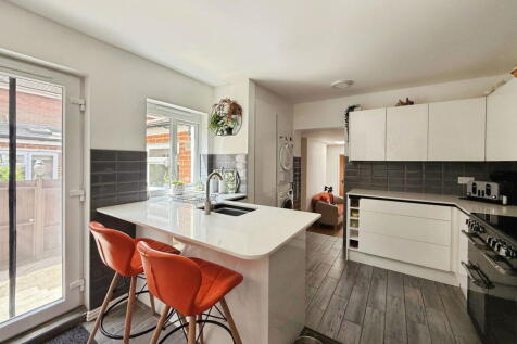 5 bedroom semi-detached house for sale