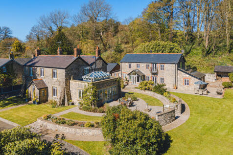 Rhyl LL18 6 bed country house for sale