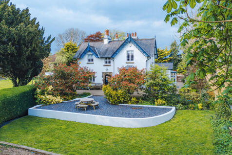 Mold CH7 5 bed detached house for sale