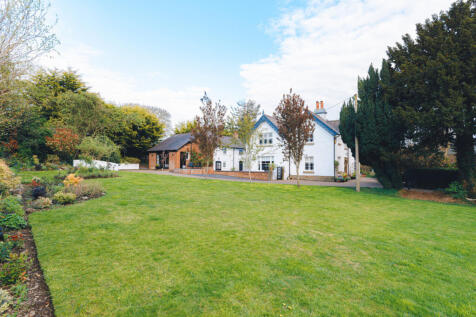 Mold CH7 5 bed detached house for sale