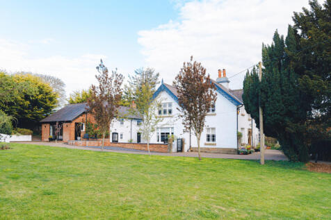 Mold CH7 5 bed detached house for sale