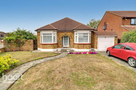 Upminster RM14 3 bed detached bungalow for sale