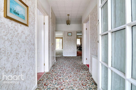 Upminster RM14 3 bed detached bungalow for sale