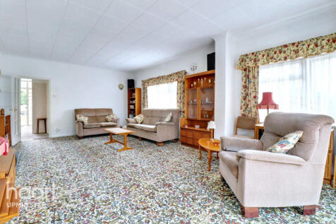 Upminster RM14 3 bed detached bungalow for sale