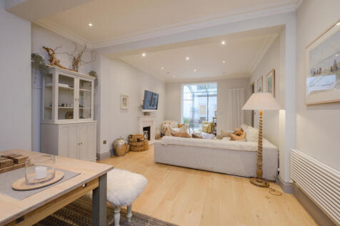 London SW1V 3 bed apartment for sale