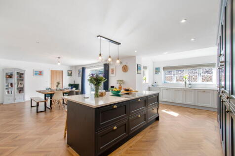 6 bedroom detached house for sale
