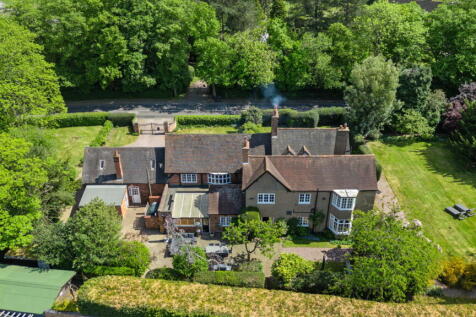 6 bedroom detached house for sale
