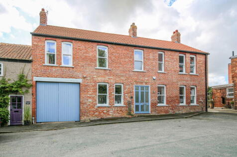 4 bedroom end of terrace house for sale