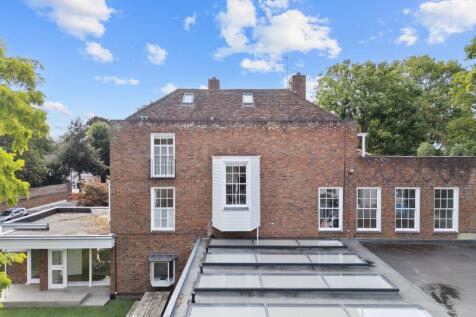 6 bedroom detached house for sale
