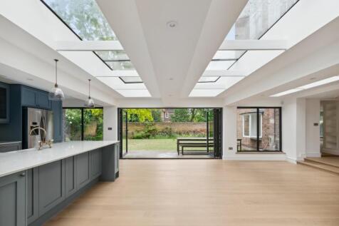 6 bedroom detached house for sale